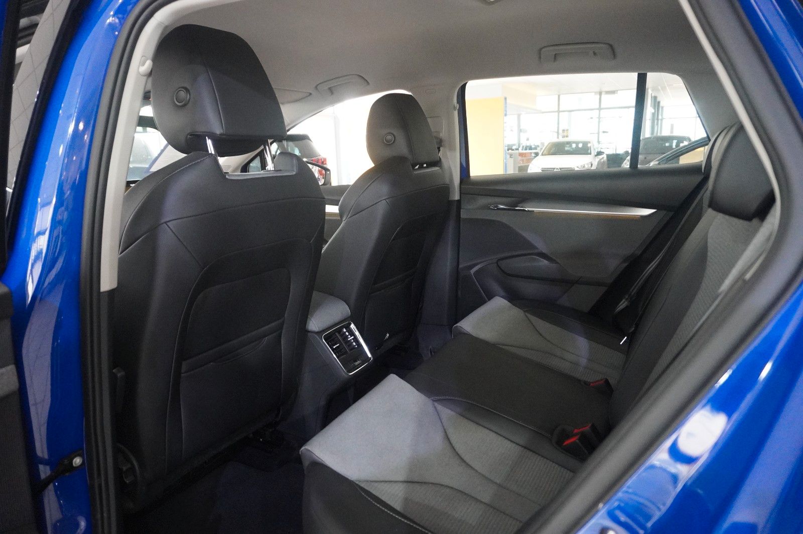 Fahrzeugabbildung SKODA Enyaq 50 IV LOFT NAVI/LED/SHZ/VIRTU./PDC/DAB+