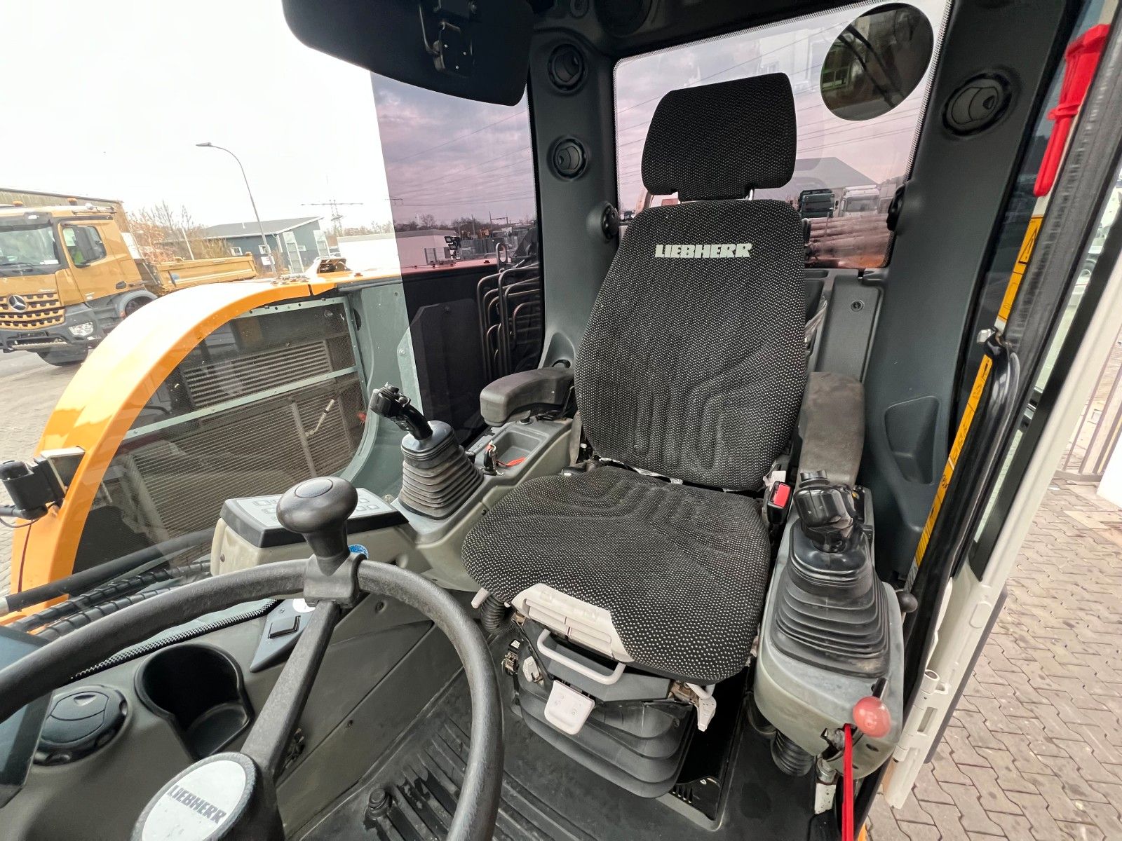 Fahrzeugabbildung Liebherr A 910 C Litronic / 2.381h / SW33