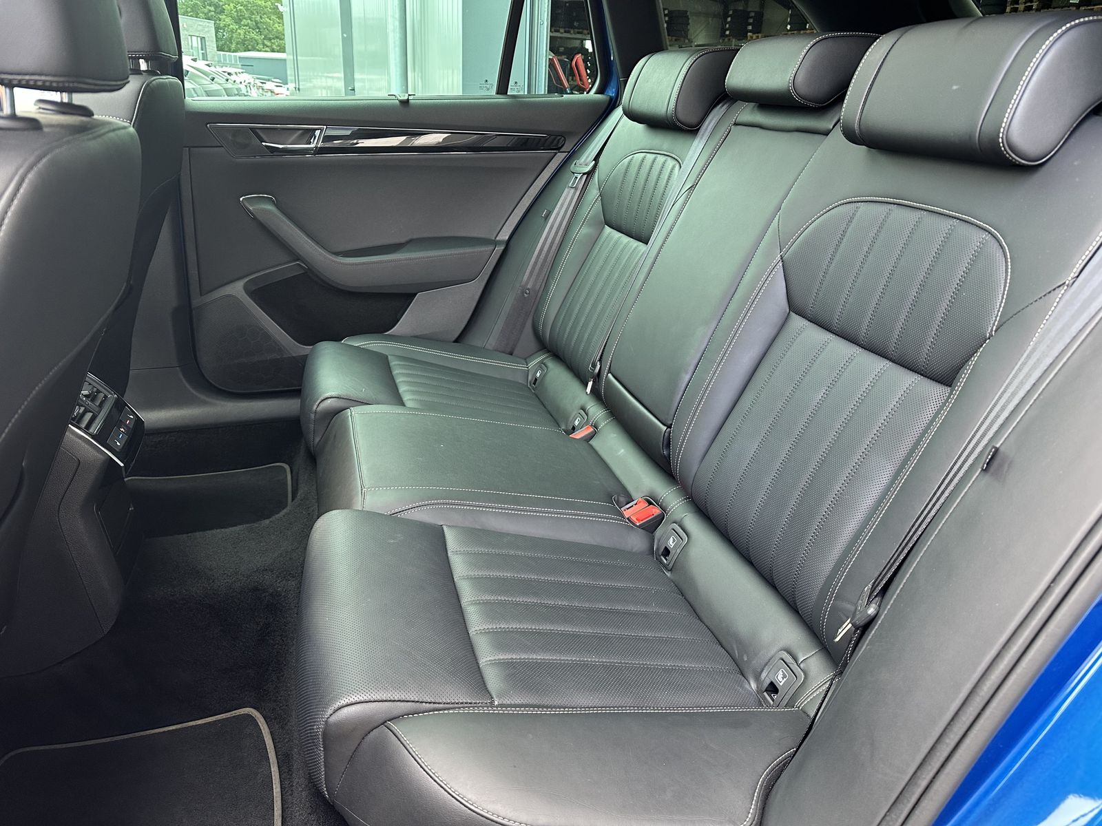 Fahrzeugabbildung SKODA Superb Combi 2.0 TDI DSG L&K NAV+LED+AHK+PANO+SH