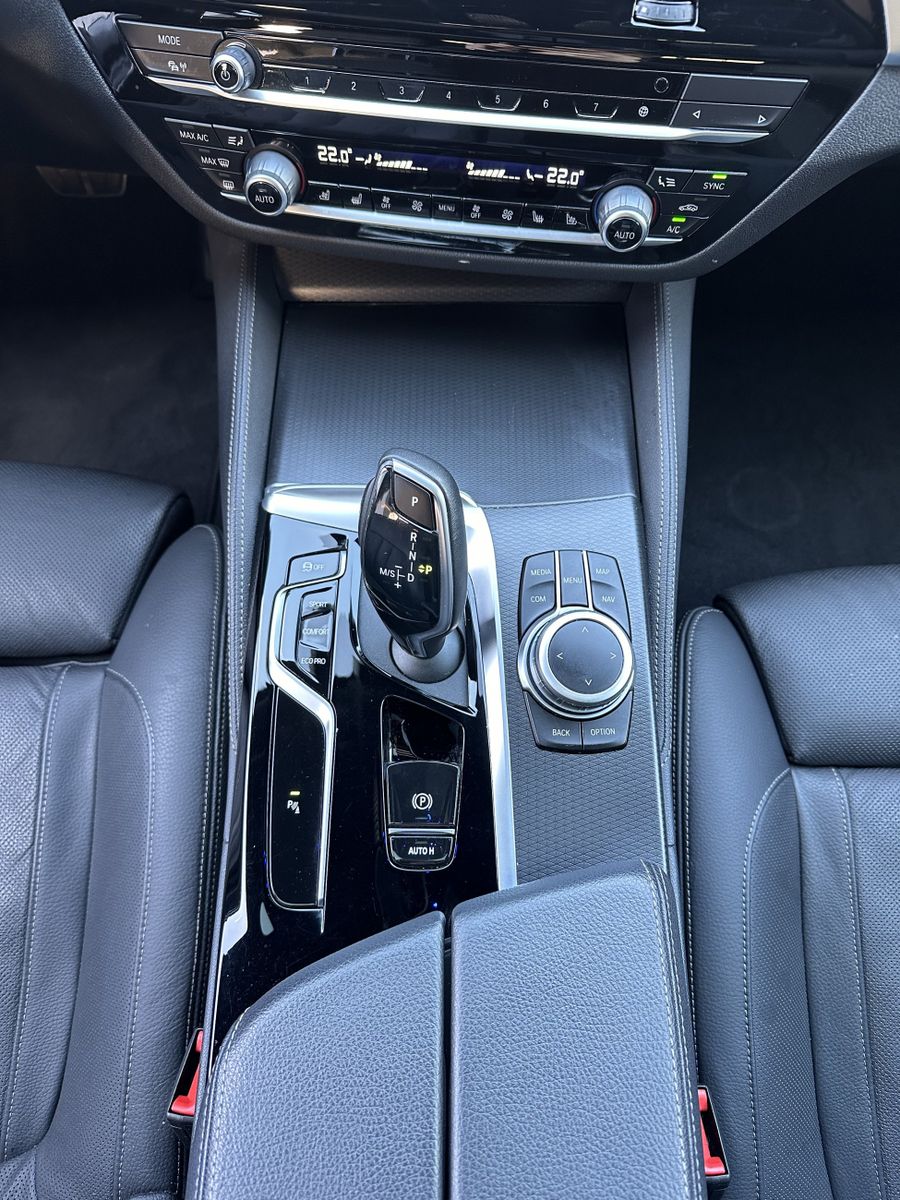 Fahrzeugabbildung BMW 520d Touring M-Sport NAV+LASER+AHK+PANO+HUD+20ZO