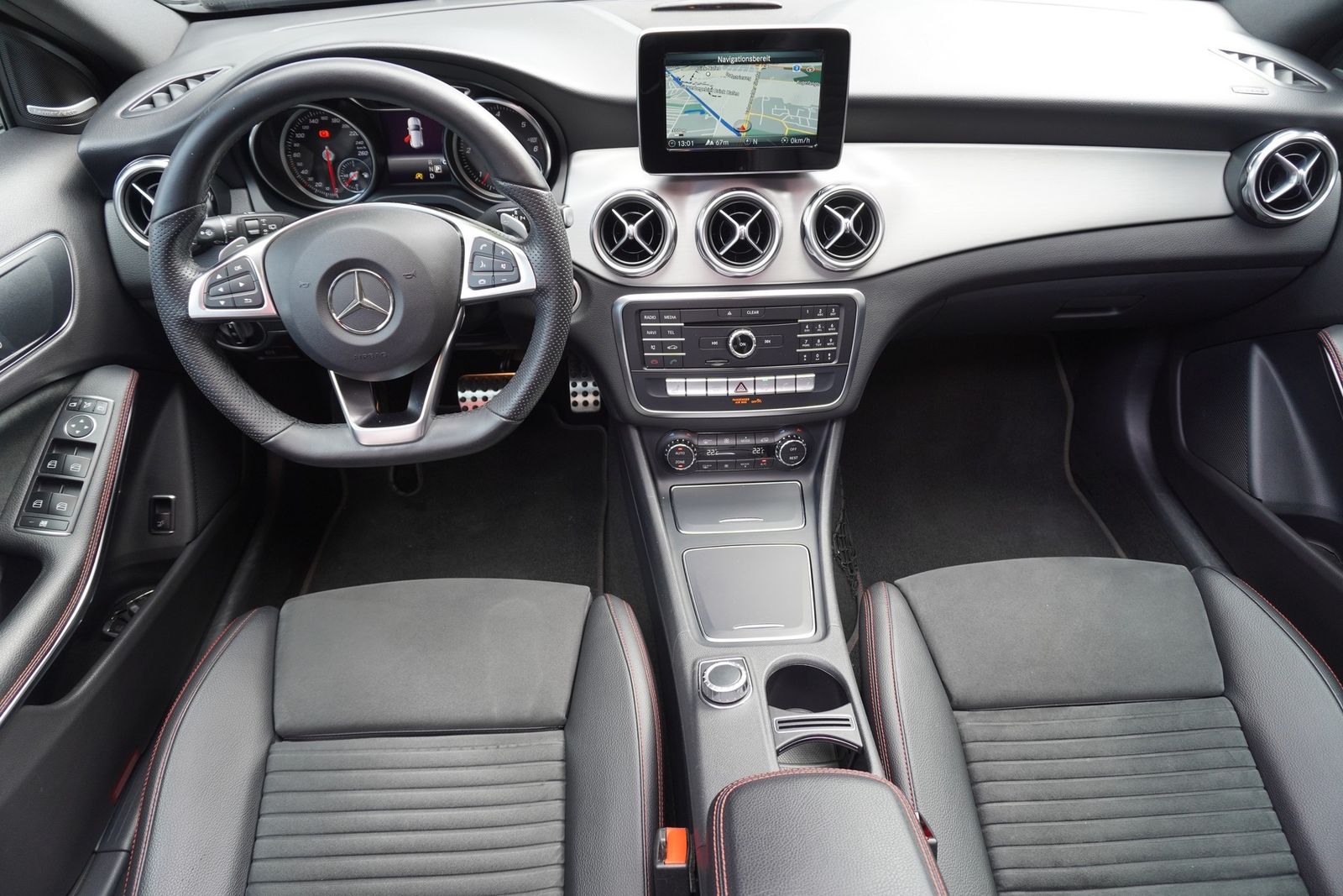 Mercedes-Benz GLA 220d AMG Line LED Navi Pano AHK 360 SHZ foto 12
