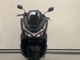 Honda PCX 125 **Aktion auch in Pearl Blue verfügbar. - HONDA PCX 125