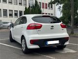 Kia Rio 1.1 CRDi 1. Hand Tüv Scheckheft - Kia Rio in Frankfurt (Main)