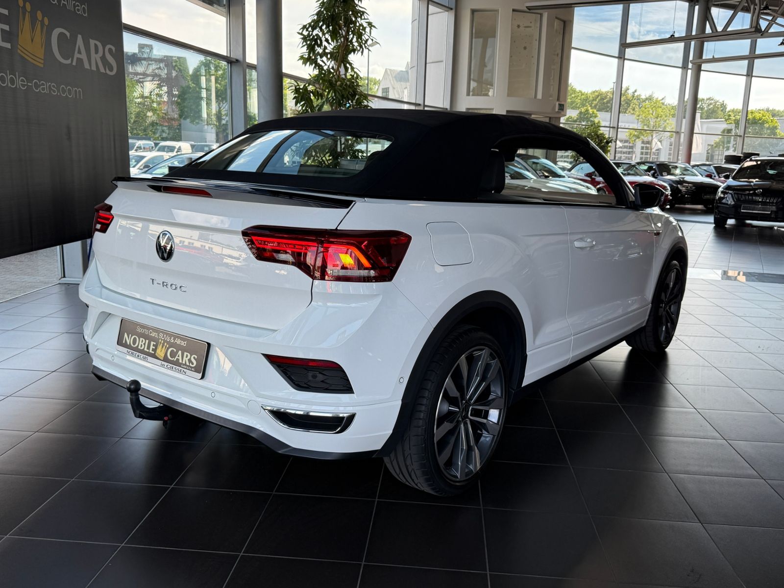 Fahrzeugabbildung Volkswagen T-Roc Cabriolet R-Line Black AHK LED RFK 19"