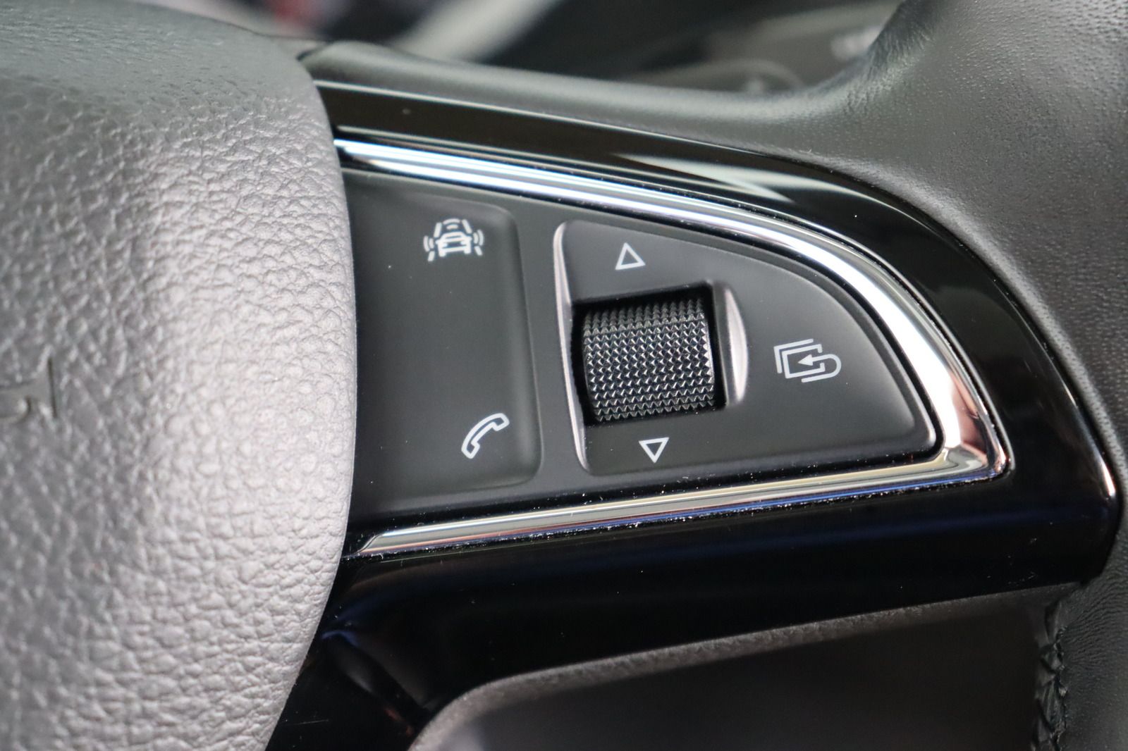 Fahrzeugabbildung SKODA Karoq 4x4 Memory * Navi * DSG * LED * AHK