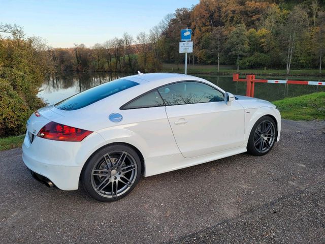 Audi TT  FSI QUATTRO Top Zustand mit kompl...