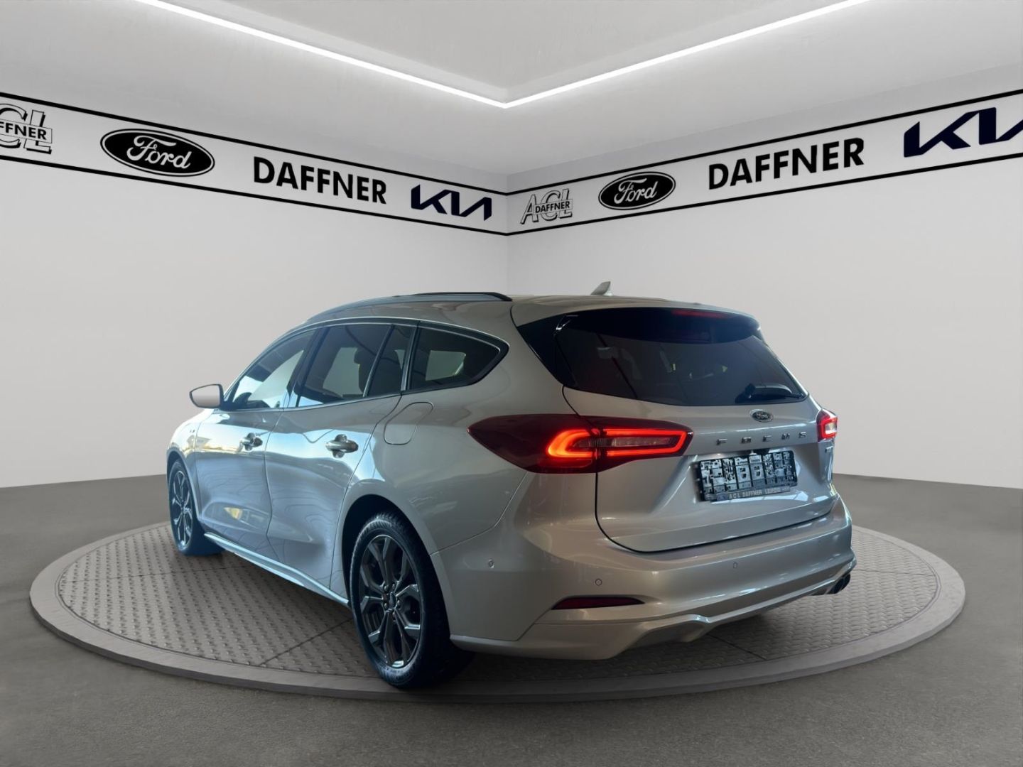 Fahrzeugabbildung Ford Focus Turnier ST-Line X AHK, WINTERPAKET