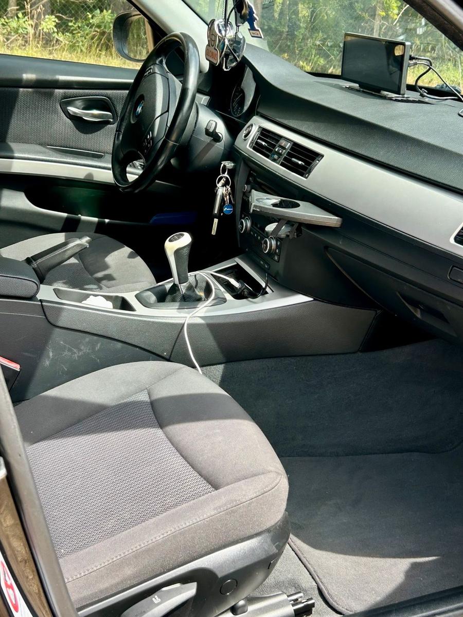 BMW 318 2009 — photo 13