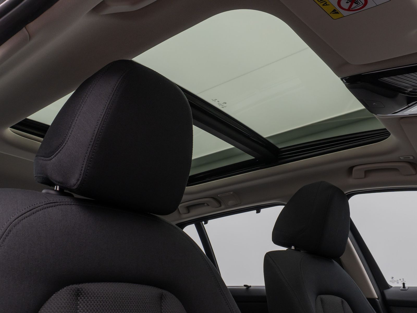 Fahrzeugabbildung BMW 330e Panorama Kamera DAB WLAN Lenkrhzg Alarm LED