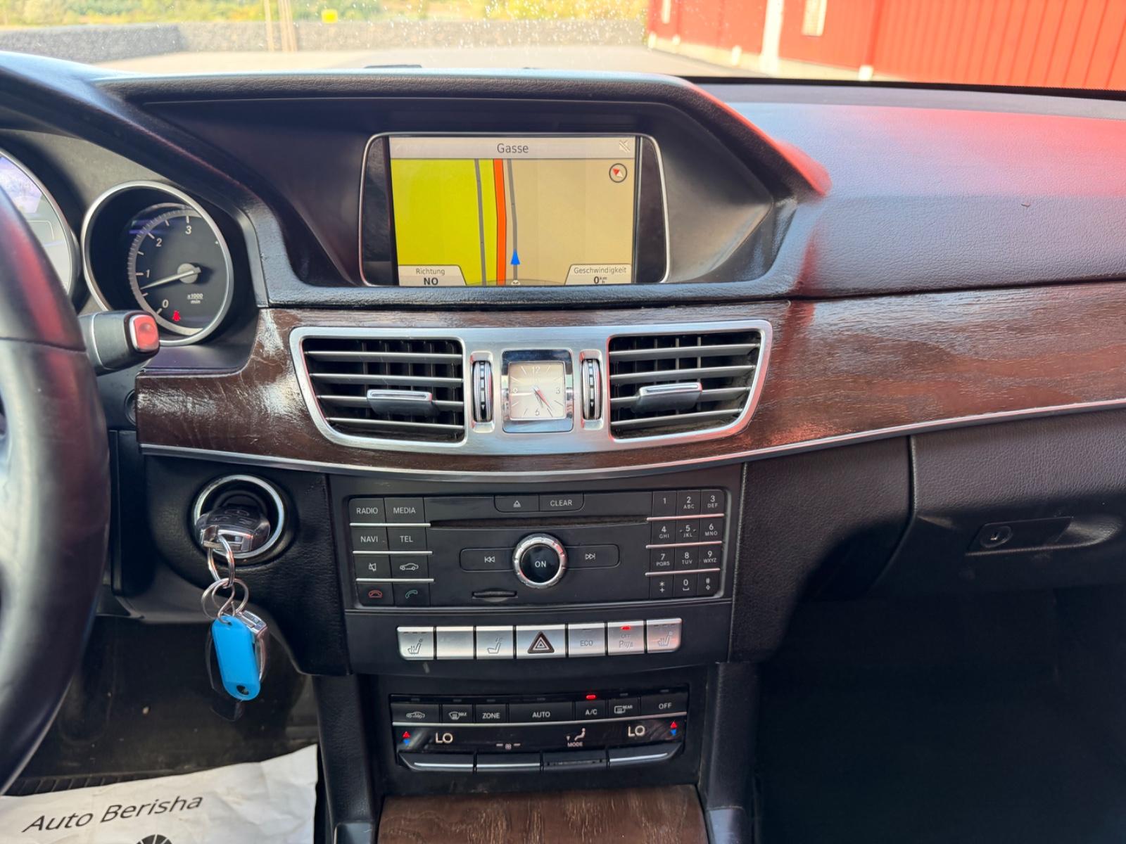 Mercedes-Benz E 220 LED AUTOMATIK LEDER PDC AHK NAVI ACC EU6