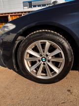 BMW 523i - - blaue BMW 523