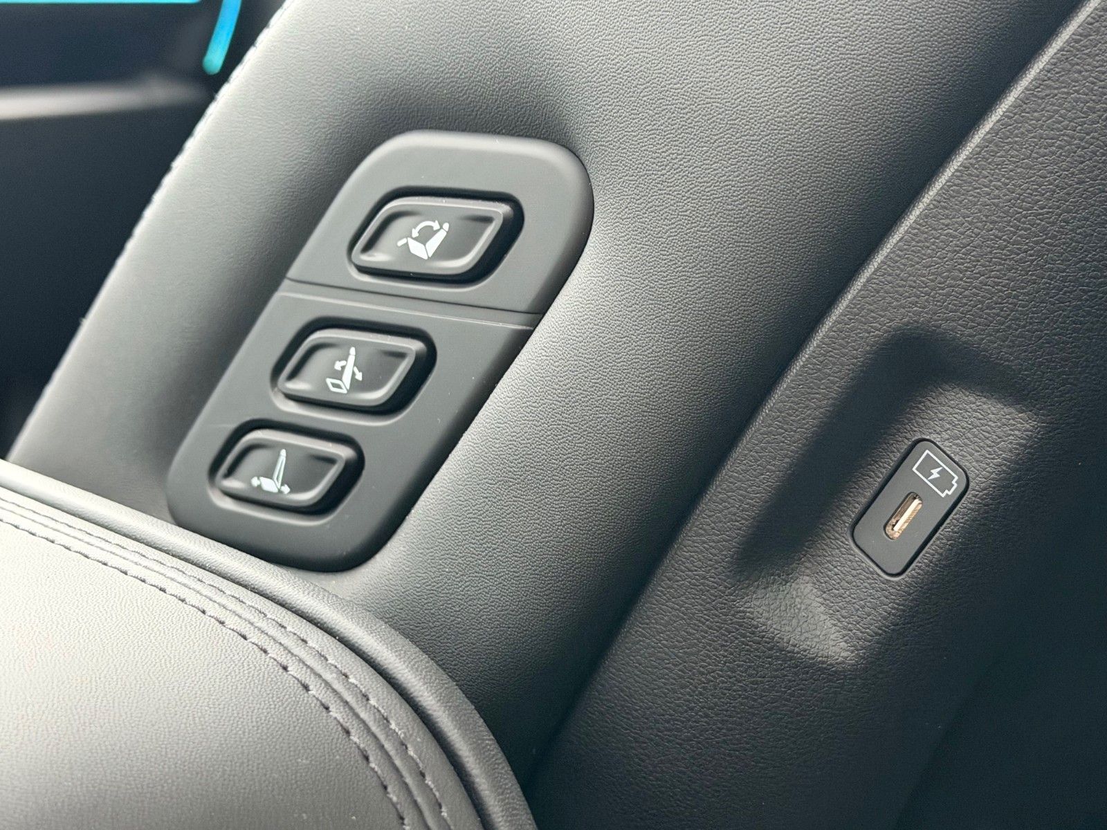 Fahrzeugabbildung Hyundai SANTA FE 1.6T-GDI HEV Blackline *Standhzg*AHK*