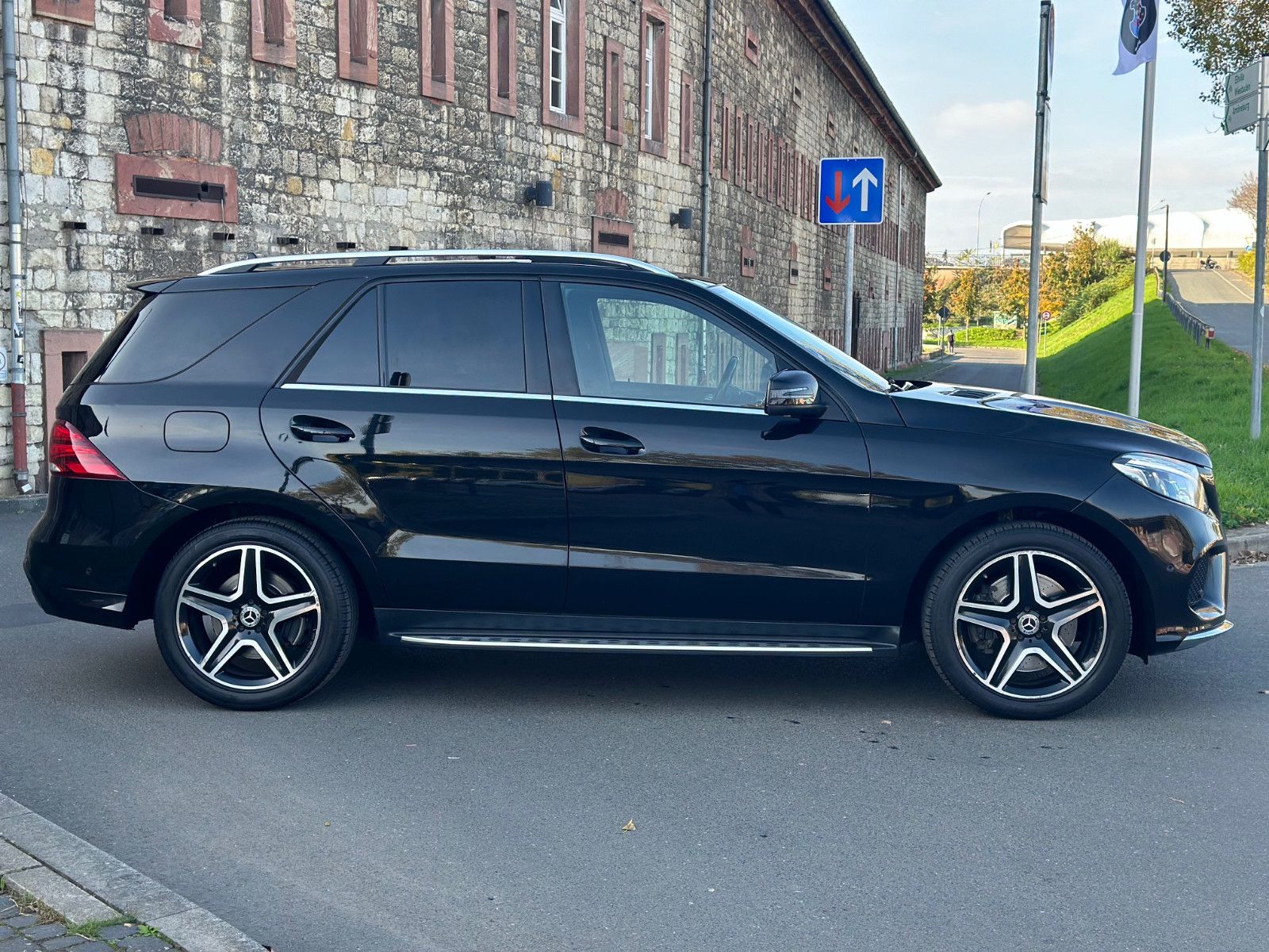 Fahrzeugabbildung Mercedes-Benz GLE 400 4MATIC AMG LINE*PANORAMA+20´LM+KAMERA*