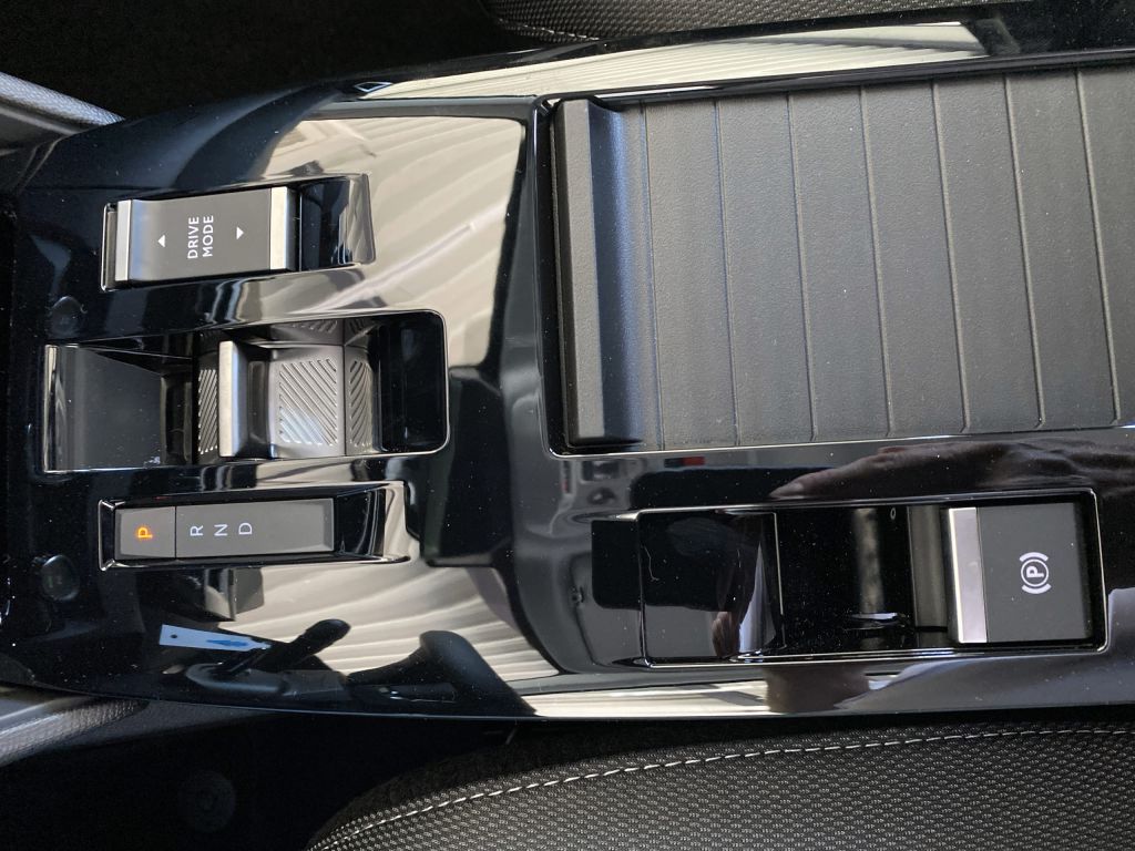 Fahrzeugabbildung Citroën C4 Hybrid 145 PLUS *Allwetterreifen*beh. Frontsc