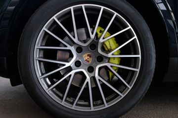 Fahrzeugabbildung Porsche Cayenne E-Hybrid | PANO | BOSE | AMBI | PDLS