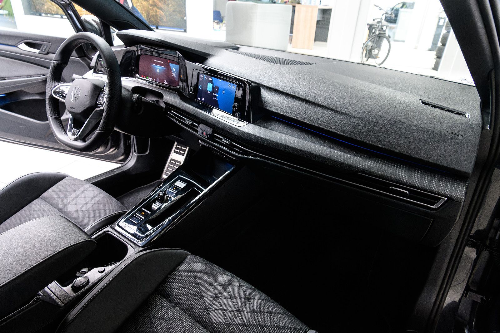 Fahrzeugabbildung Volkswagen Golf VIII R-Line +Led +Keyless+We Connect Plus