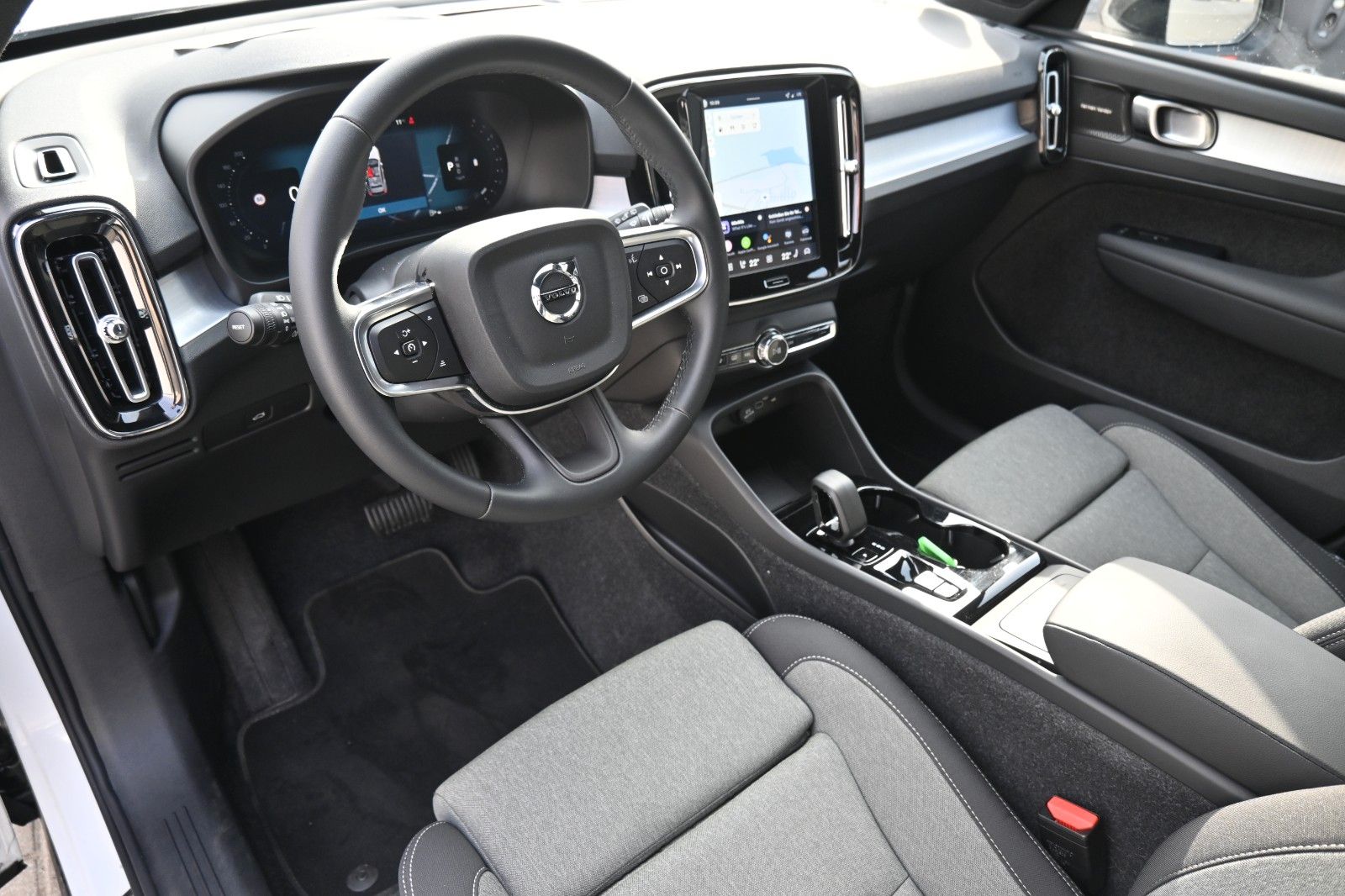 Fahrzeugabbildung Volvo XC40 B3 DKG Plus Black Edition*FSHZG*360*H&K*ACC