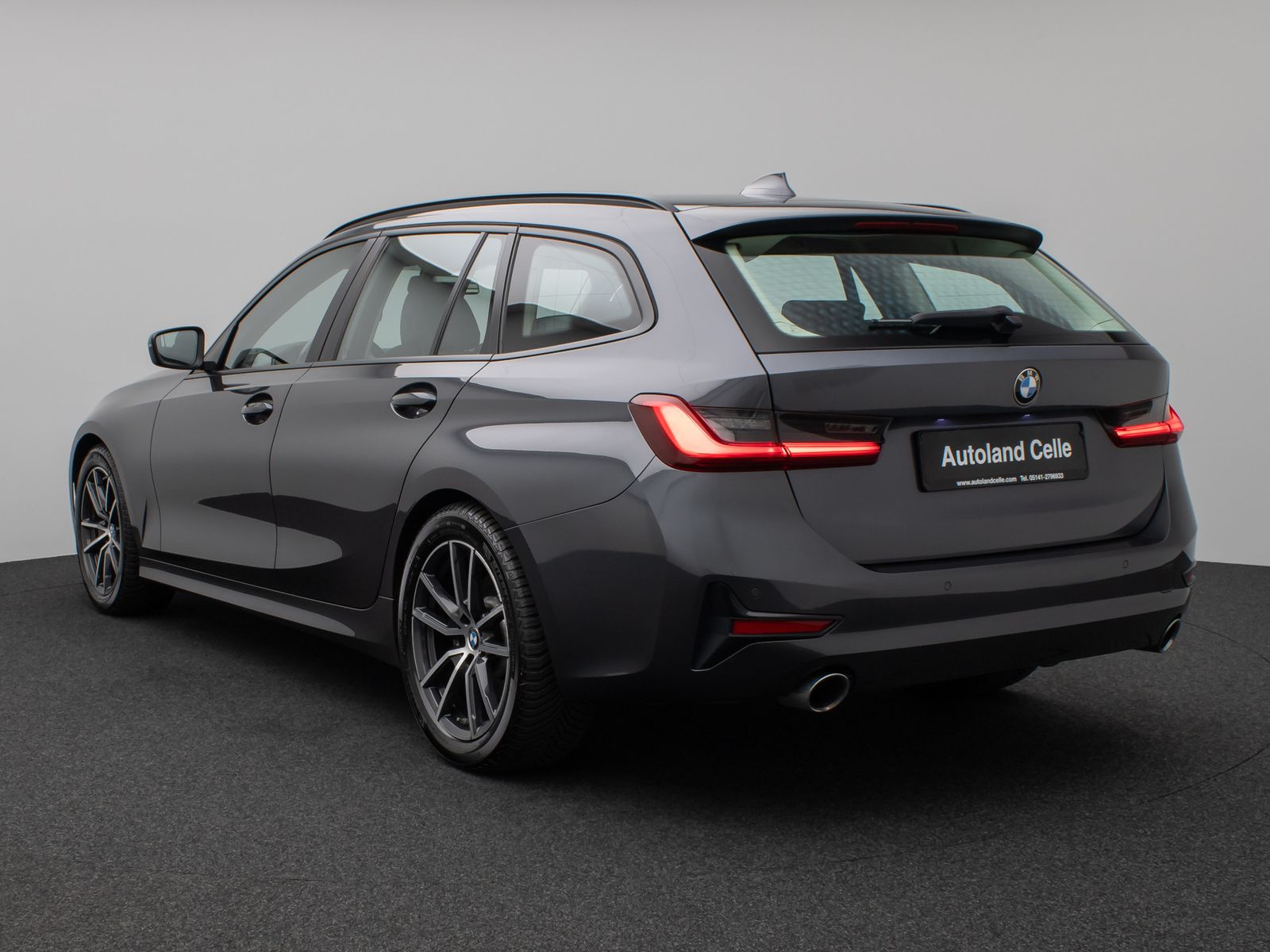 Fahrzeugabbildung BMW 330d xD Panorama DAB HiFi Stop&Go PDC AHK Sport