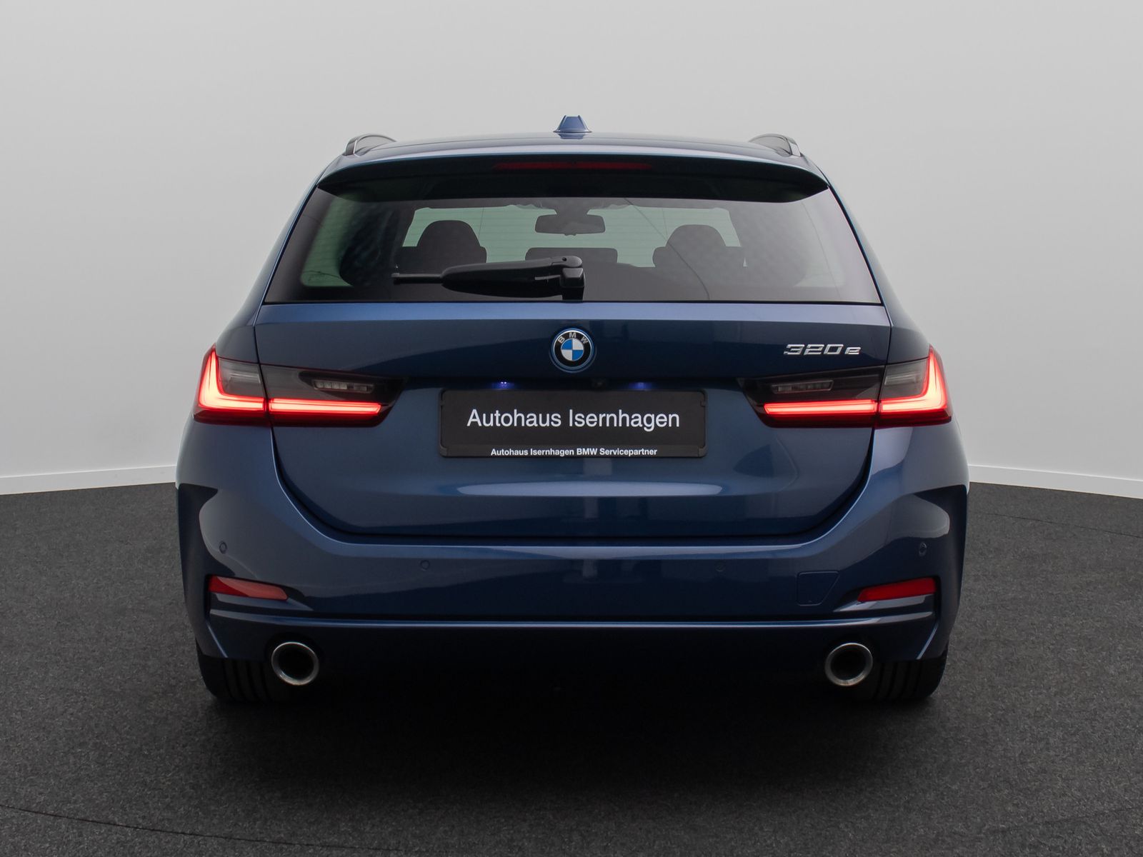 Fahrzeugabbildung BMW 320e HUD Alarm DAB Kamera GeschwindigReg Widscre