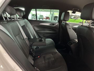Fotografie des Opel Insignia Sports Tourer 2.0 Diesel AT Elegance AH