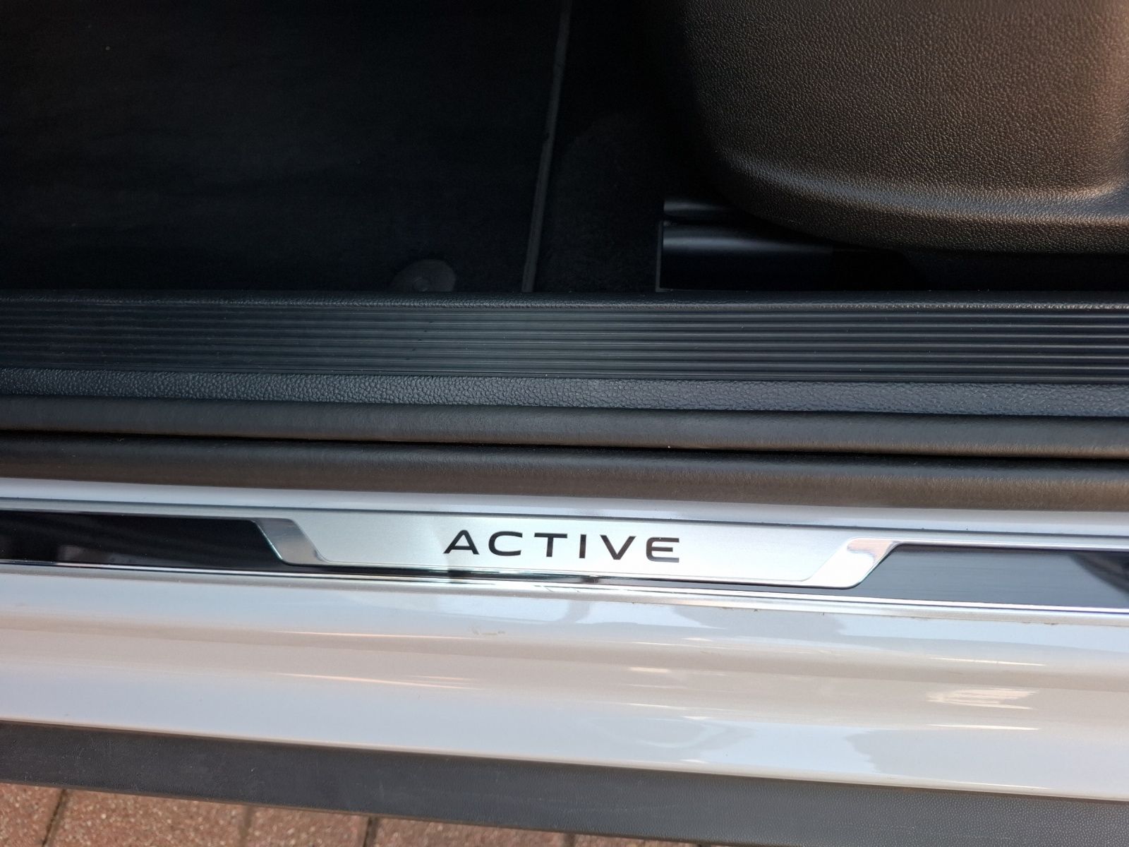 Fahrzeugabbildung Volkswagen T-Roc TSI Active DSG Kamera ACC Navi SH LM