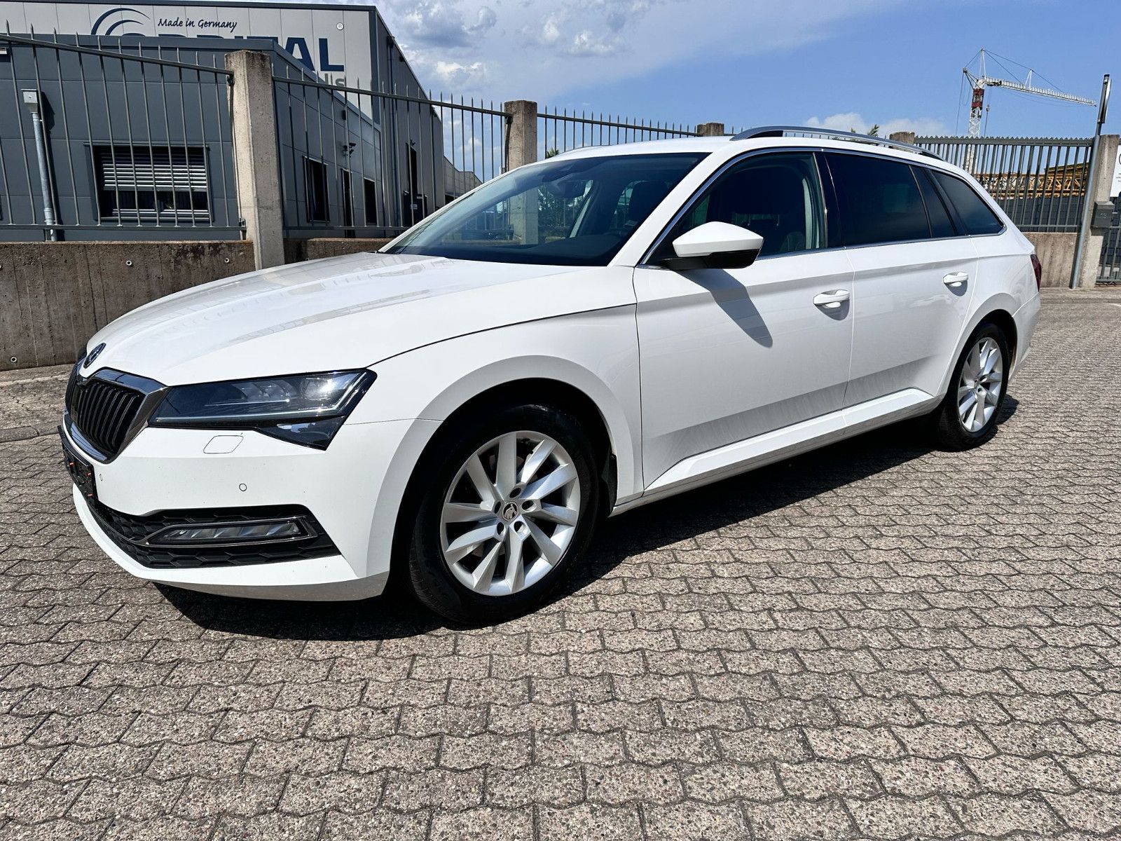 Fahrzeugabbildung SKODA Superb Combi Style / NAVI / GEPFLEGT