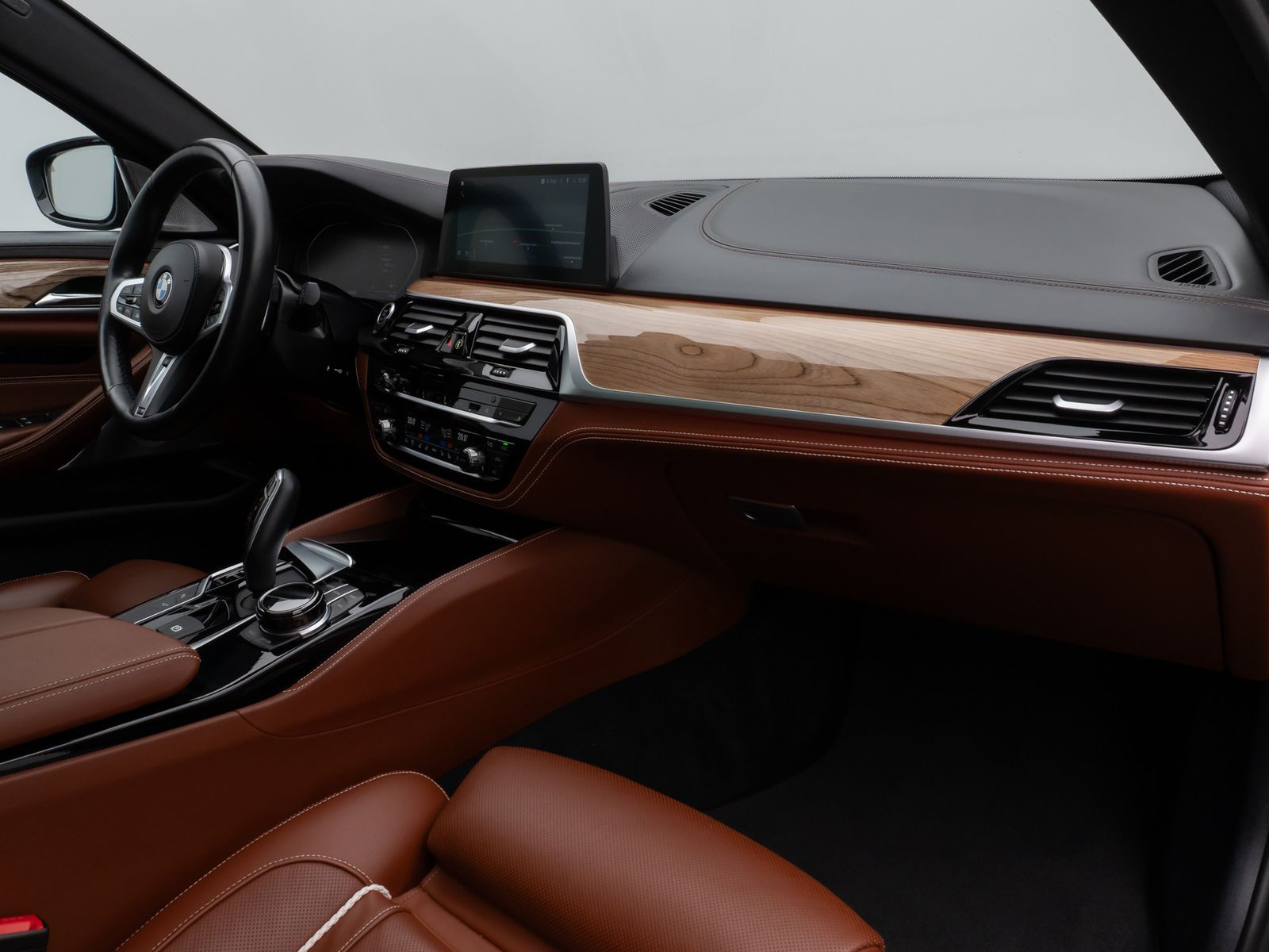 Fahrzeugabbildung BMW 540d xD M Sport Panorama 360°HUD B&W NightVision