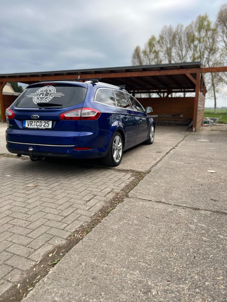 Ford Mondeo 2014 — вигляд ззаду