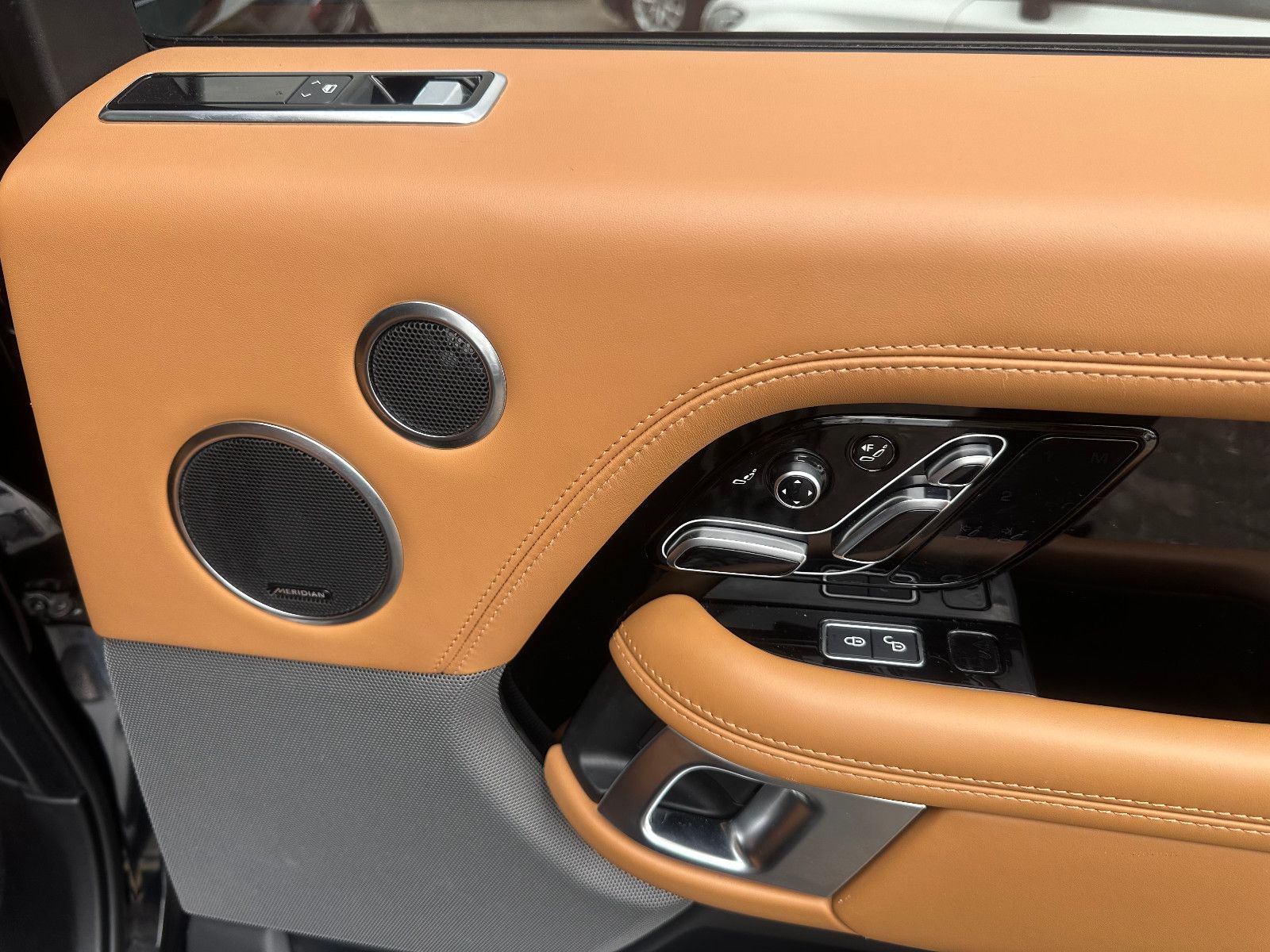 Fahrzeugabbildung Land Rover RANGE ROVER AUTOBIOGRAPHY*VOLL.+1.HAND+GEPFLEGT*