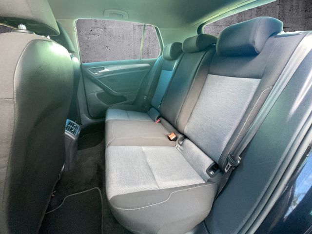 Volkswagen Golf VII Lim. 1.6 TDI DSG*NAVI*PARKPILOT*SHZ*