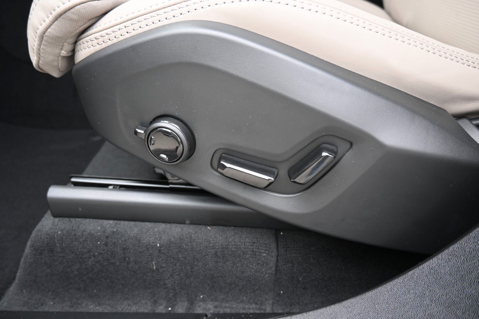 Fahrzeugabbildung Volvo XC90 T8 AWD Ultra Dark´*STDHZG*360°*LUFT*ACC*AHK