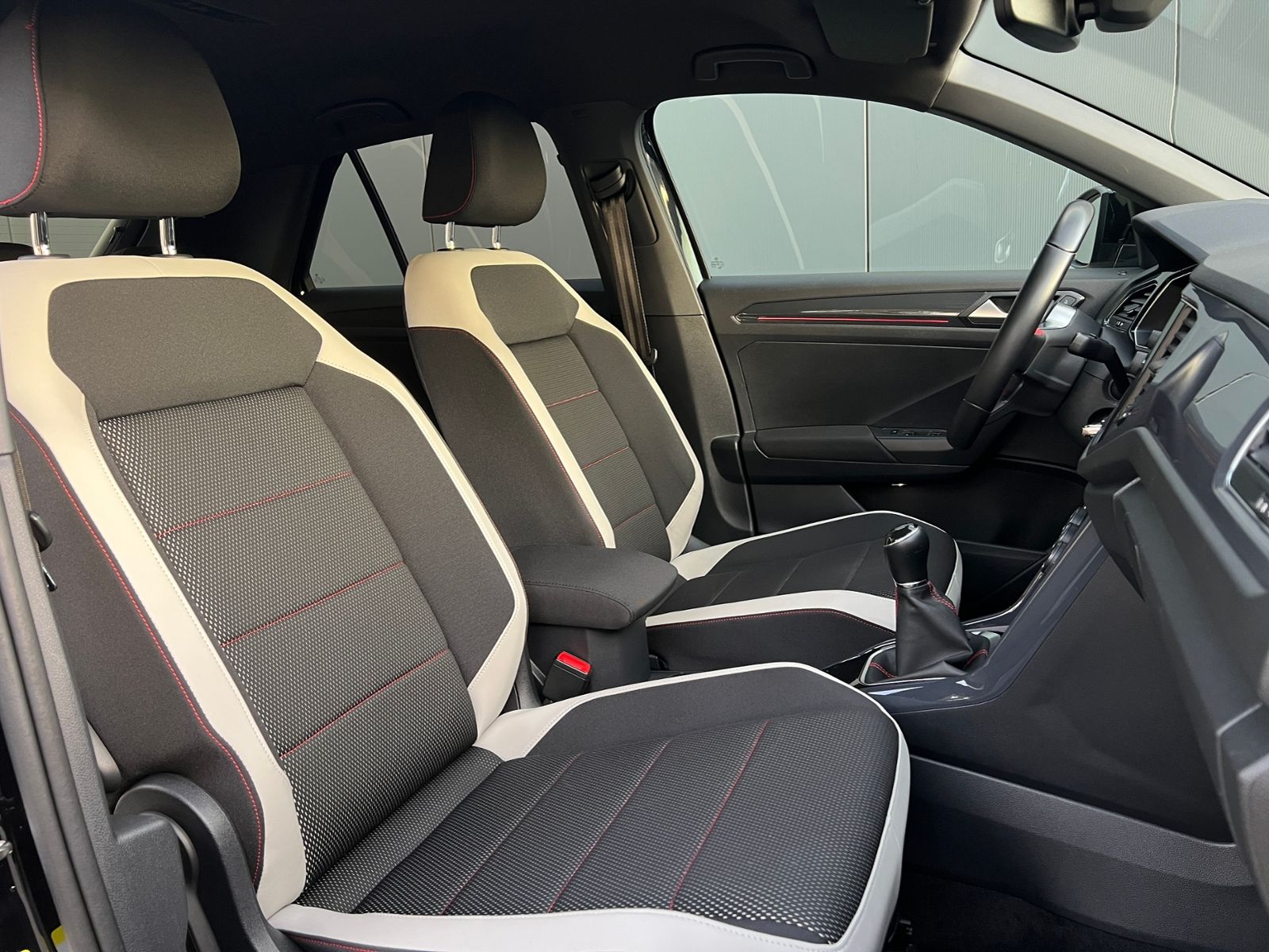 Fahrzeugabbildung Volkswagen T-Roc 1.5 TSI Sport *AHK,ACC,17"-LM*
