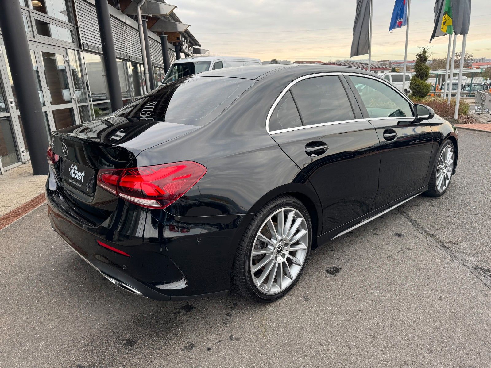 Fahrzeugabbildung Mercedes-Benz A 200 AMG 19"+Ambiente+R-Kamera+Pano+LED+MBUX