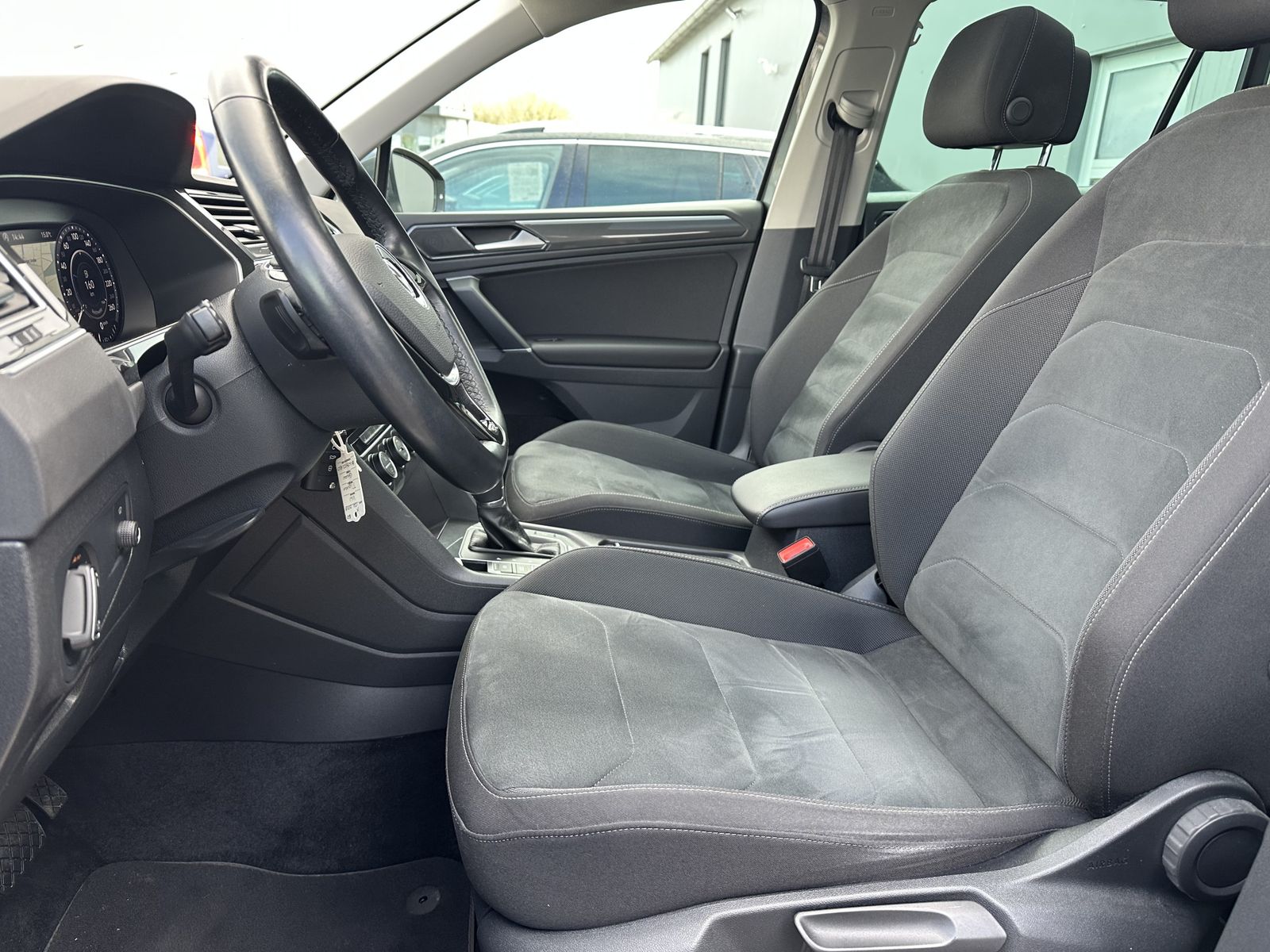 Fahrzeugabbildung Volkswagen Tiguan 2.0 TSI 4M R-Line NAV+LED+AHK+KAM+PANO+AC