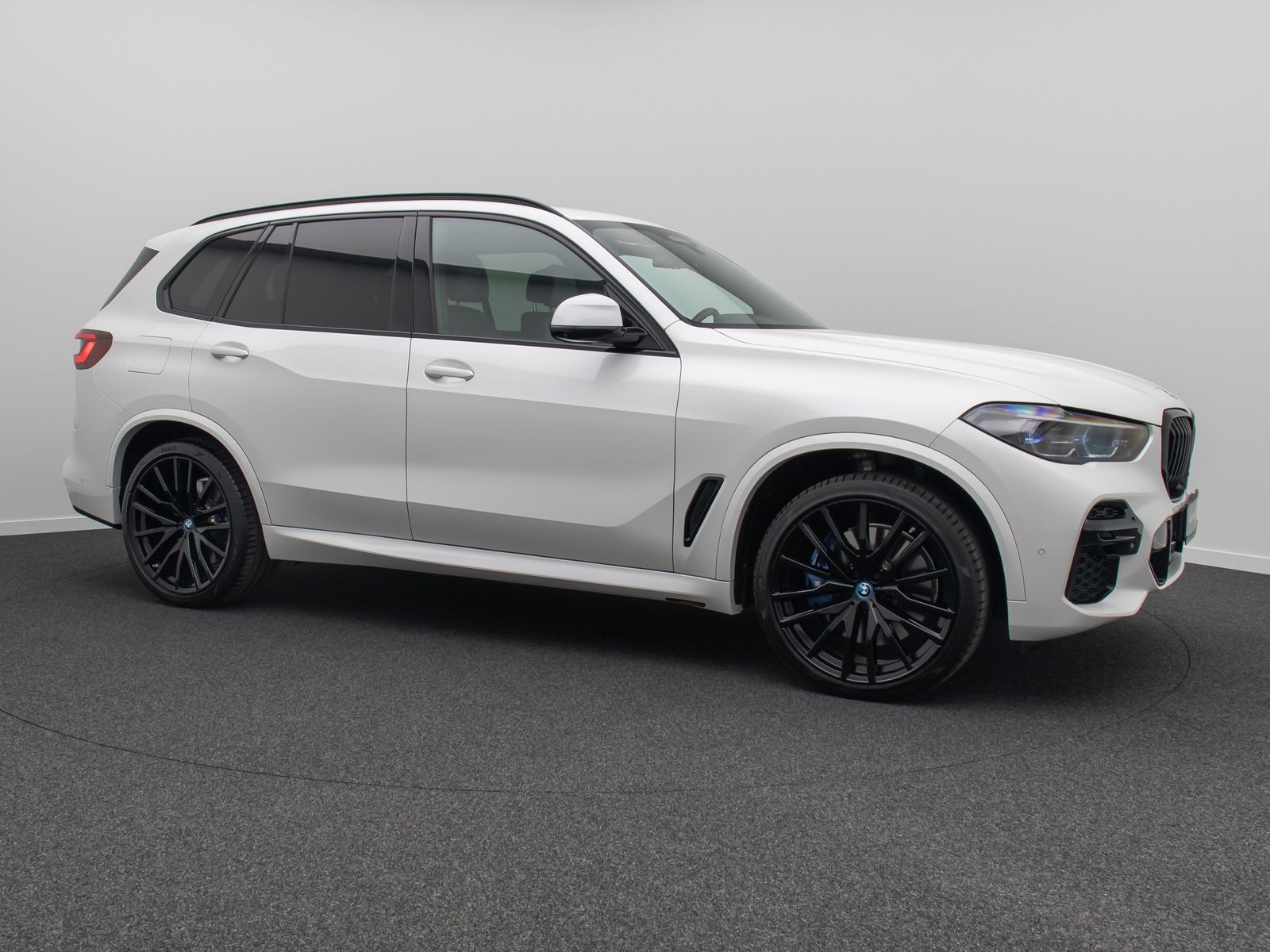 Fahrzeugabbildung BMW X5 xD45e M Sport 360° Laser SoftCl HUD DAB HiFi
