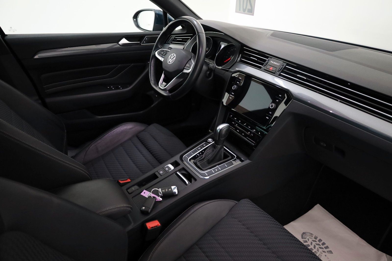 Fahrzeugabbildung Volkswagen Passat Variant R Line TLeder,Navi,LED,ACC,Kamera
