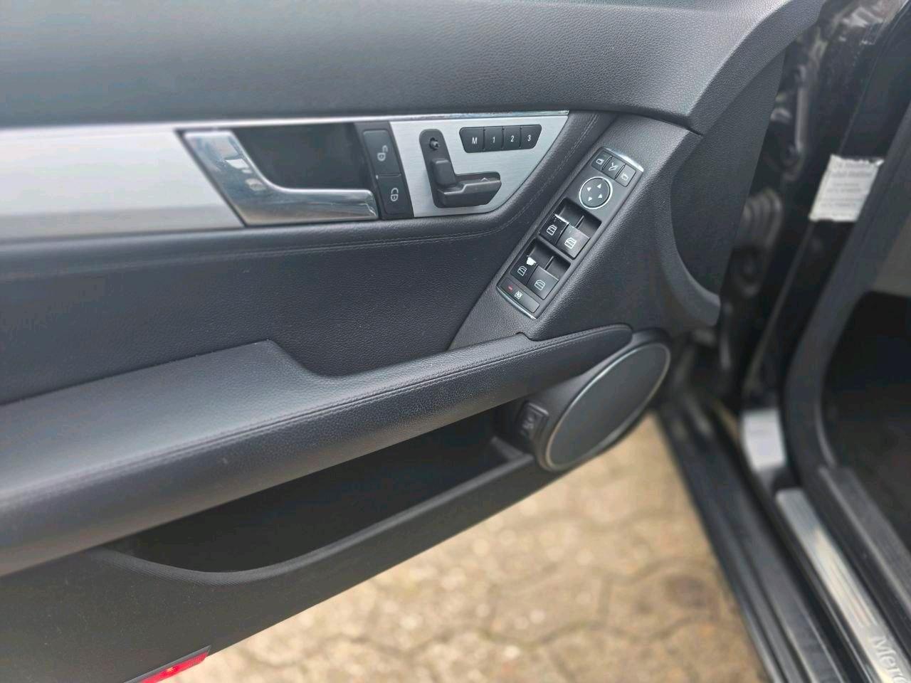 Mercedes-Benz 220 2009 — photo 12