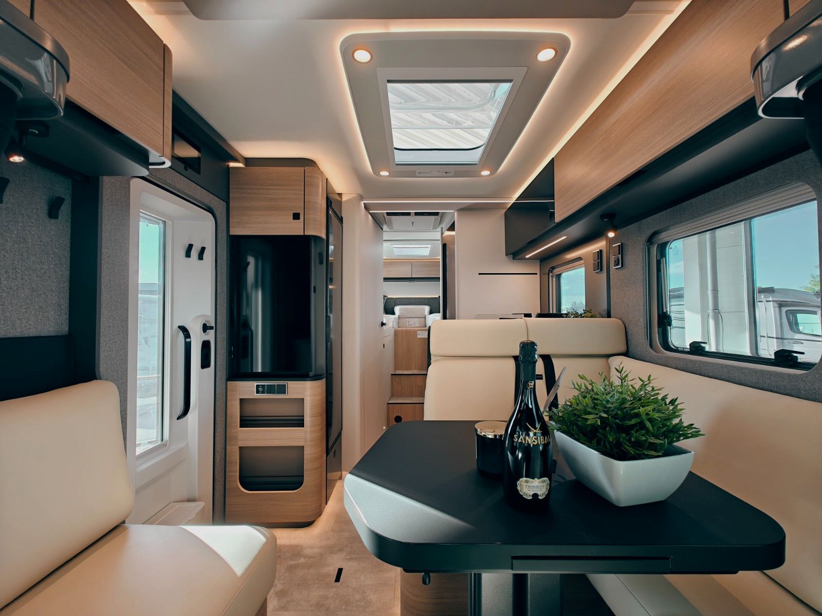 Fahrzeugabbildung HYMER / ERIBA / HYMERCAR B-KLASSE MC T 680 PREMIUM - MATARA TEAK by palmo