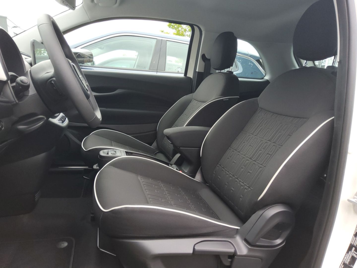 Fahrzeugabbildung Fiat 500e Elektro Komfort und Style Paket