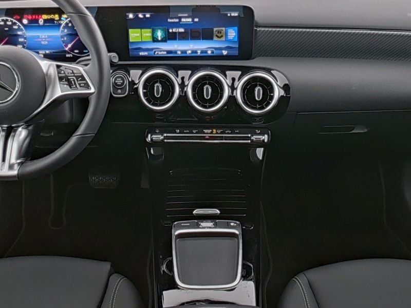 Fahrzeugabbildung Mercedes-Benz A 180 Progressive*LED*KAMERA*SPURHALTE*