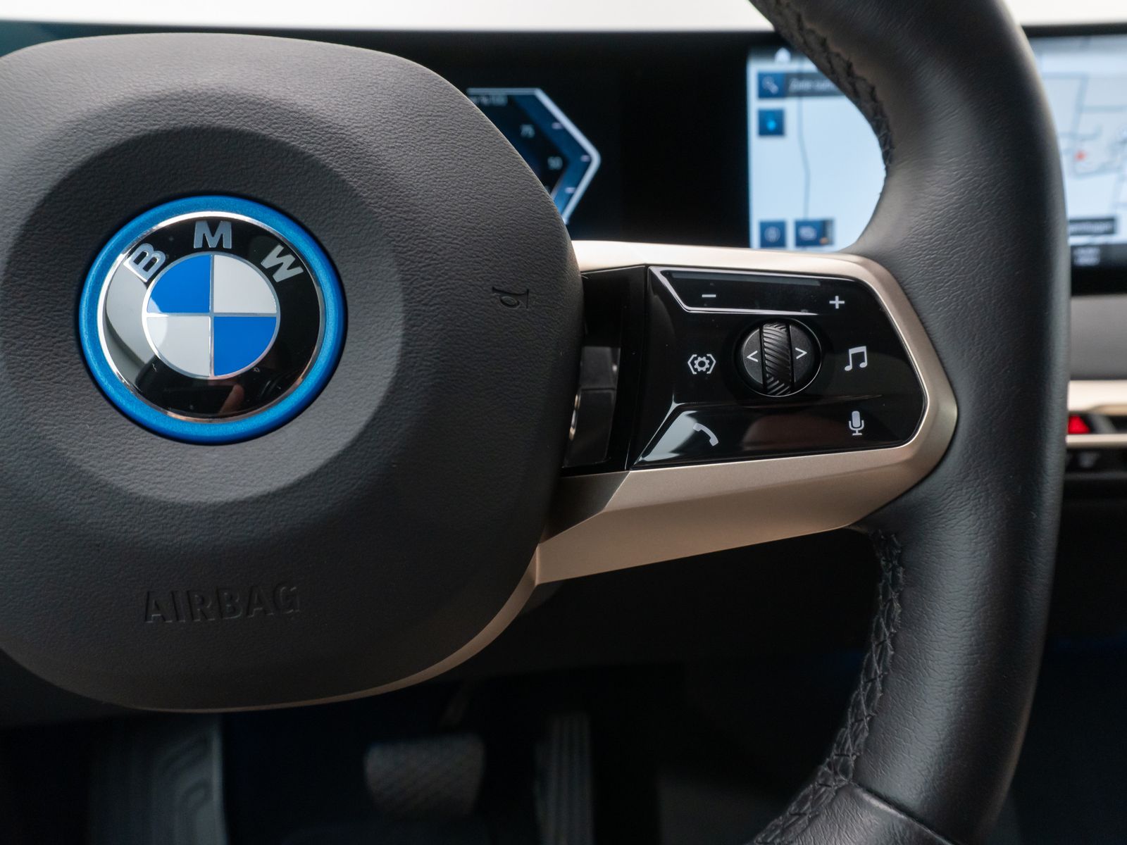 Fahrzeugabbildung BMW iX xD50 360°Laser B&W SoftC SkyLounge DAB 22Zoll