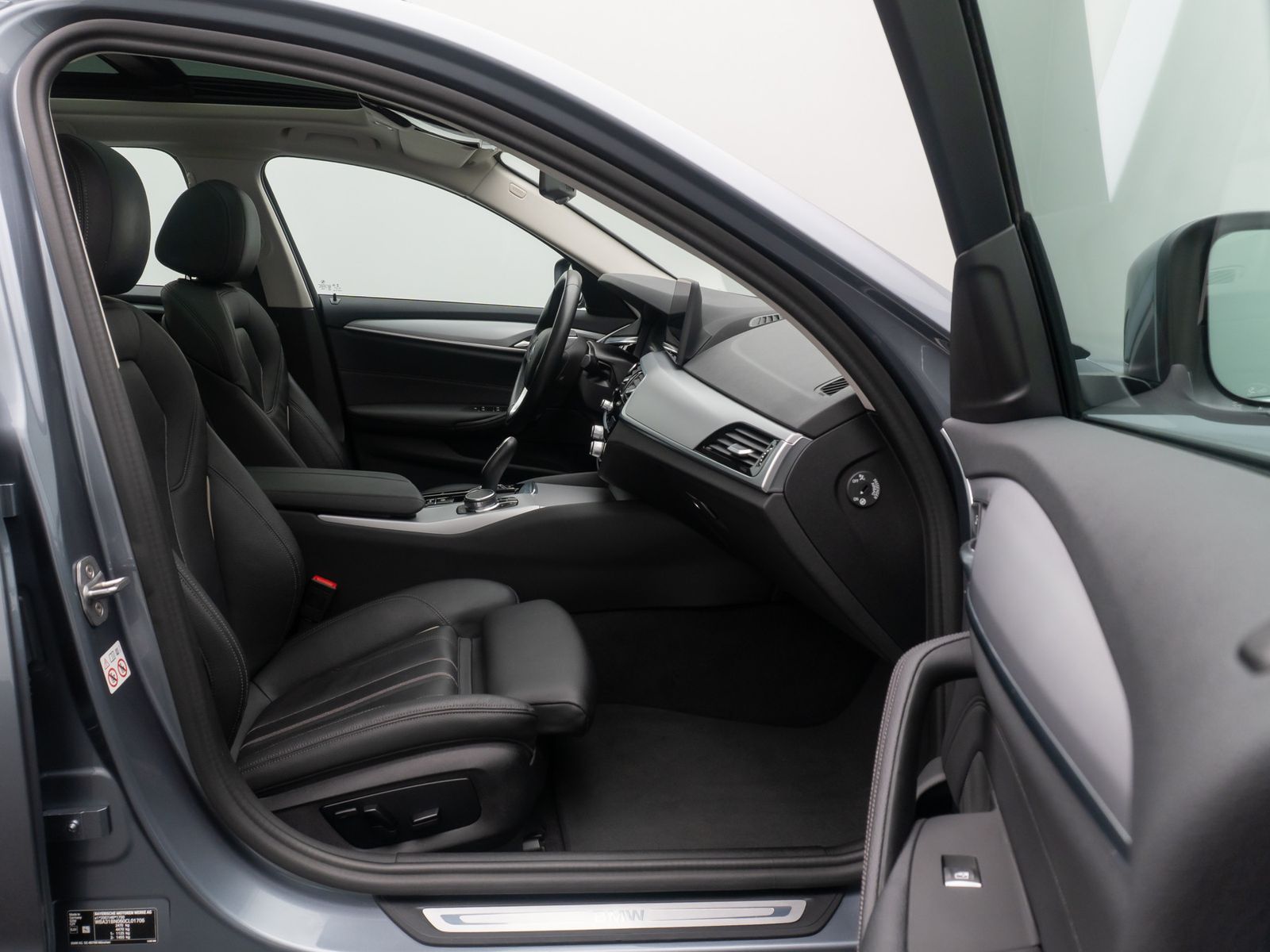 Fahrzeugabbildung BMW 520d Kamera HUD Alarm Panorama DAB Leder Sport