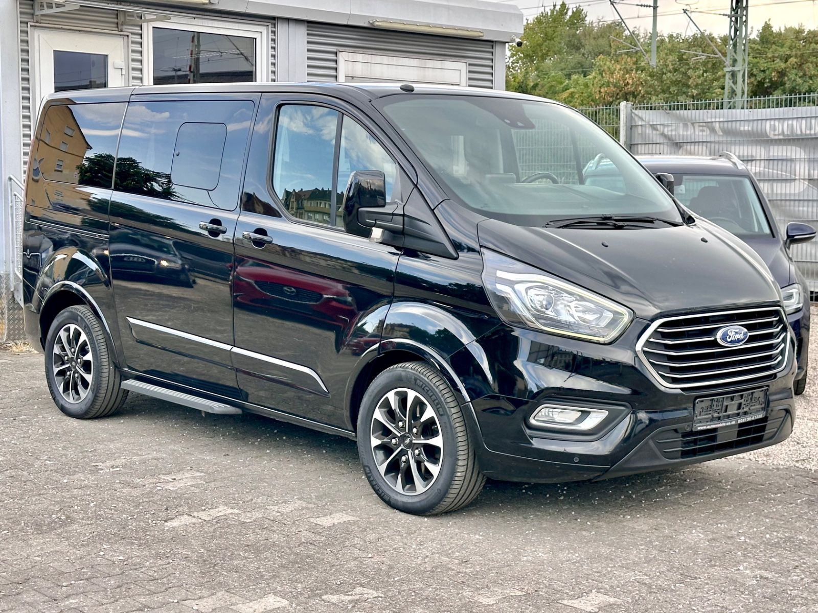 Fahrzeugabbildung Ford TOURNEO CUSTOM TITANIUM*AUTOM+2xSCHIE+8 SITZER*