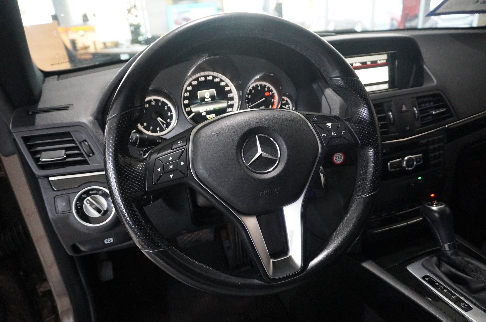 Fahrzeugabbildung Mercedes-Benz E 200 COUPE AVAMTGRADE NAVI/SHZ/SPORT/PDC/TEMP.