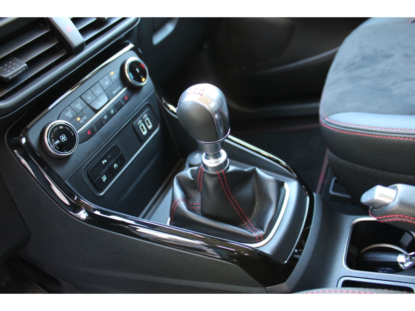 Fahrzeugabbildung Ford EcoSport ST-Line LED Navi B&O RFK GRA TWA Winter