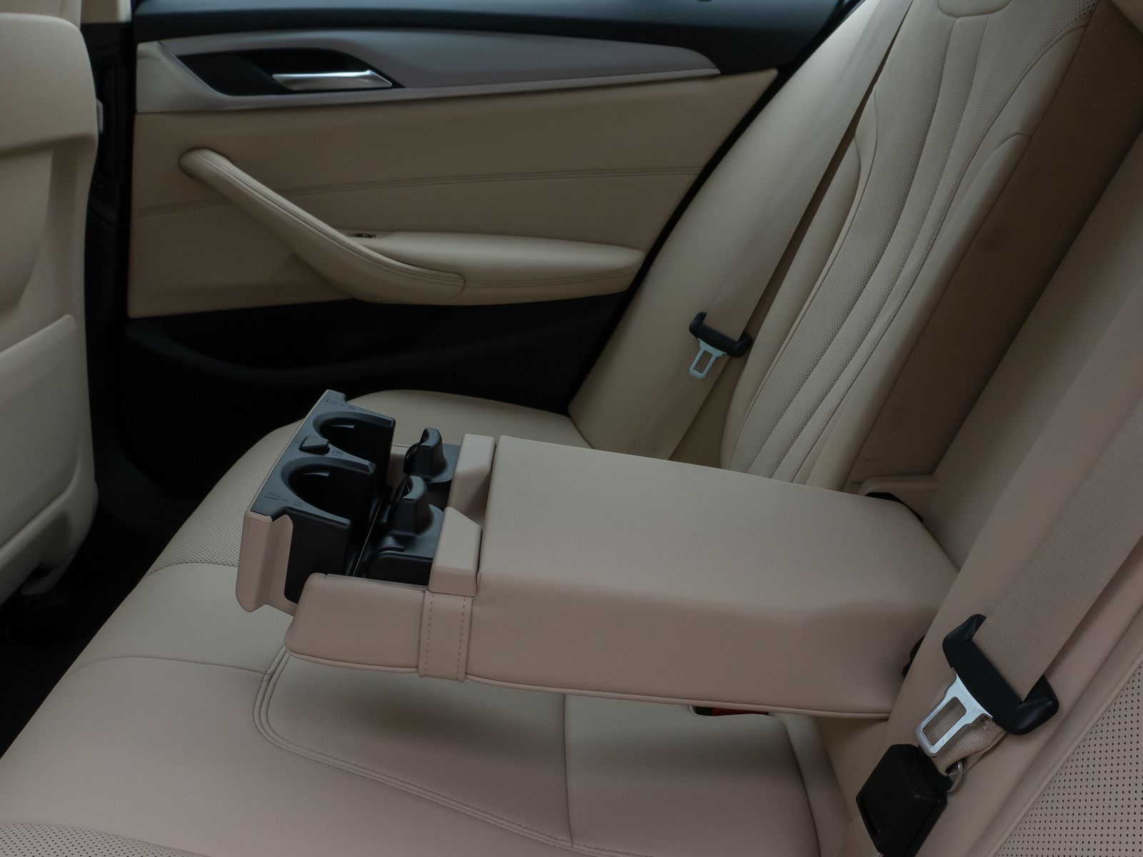 Fahrzeugabbildung BMW 530i Kamera Glasdach DAB Lenkrhzg Klima-4. Alarm