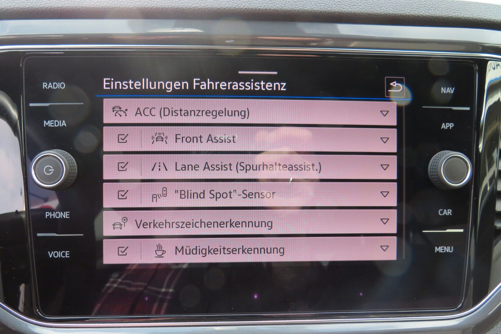 Fahrzeugabbildung Volkswagen T-Roc SPORT/R-LINE ACC KAMERA SITZH. 18`NAVI 1H