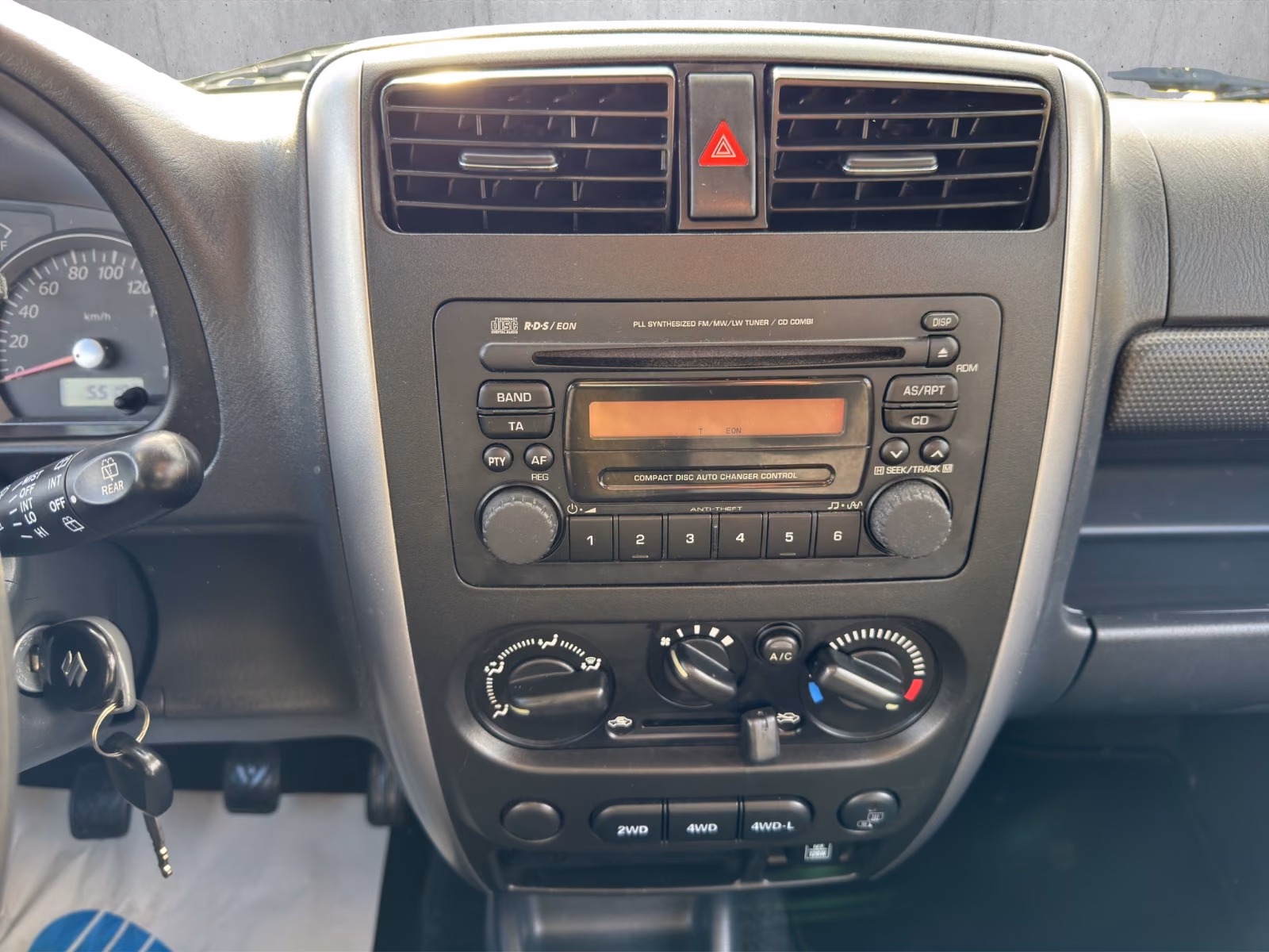 SUZUKI JIMNY 1.3 VVT 86ch 4X4 - CONFORT - ATTELAGE - SIÈGES CHAUFFANTS - PNEUS 4 SAISONS - BARRES DE TOIT