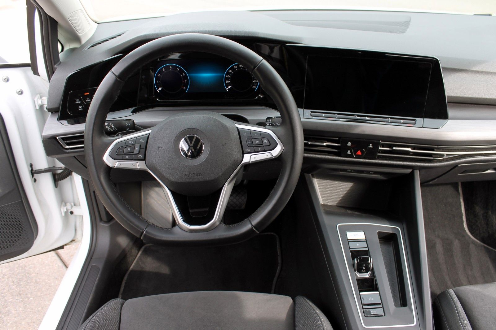 Fahrzeugabbildung Volkswagen Golf VIII Lim. eTSI Style DSG ACC Navi AHK LED