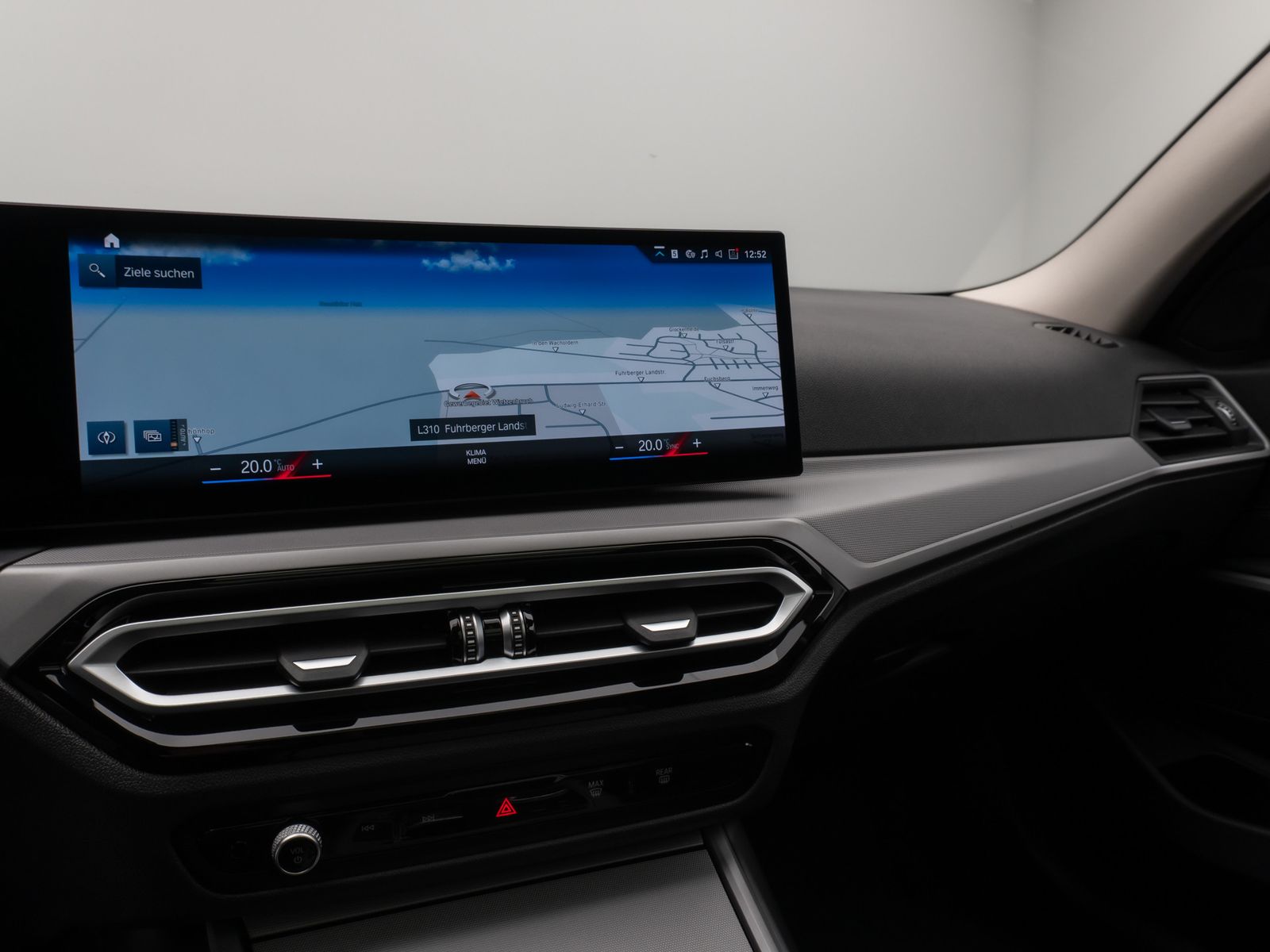 Fahrzeugabbildung BMW 330e Panorama Kamera HUD DAB HiFi Leder Sport